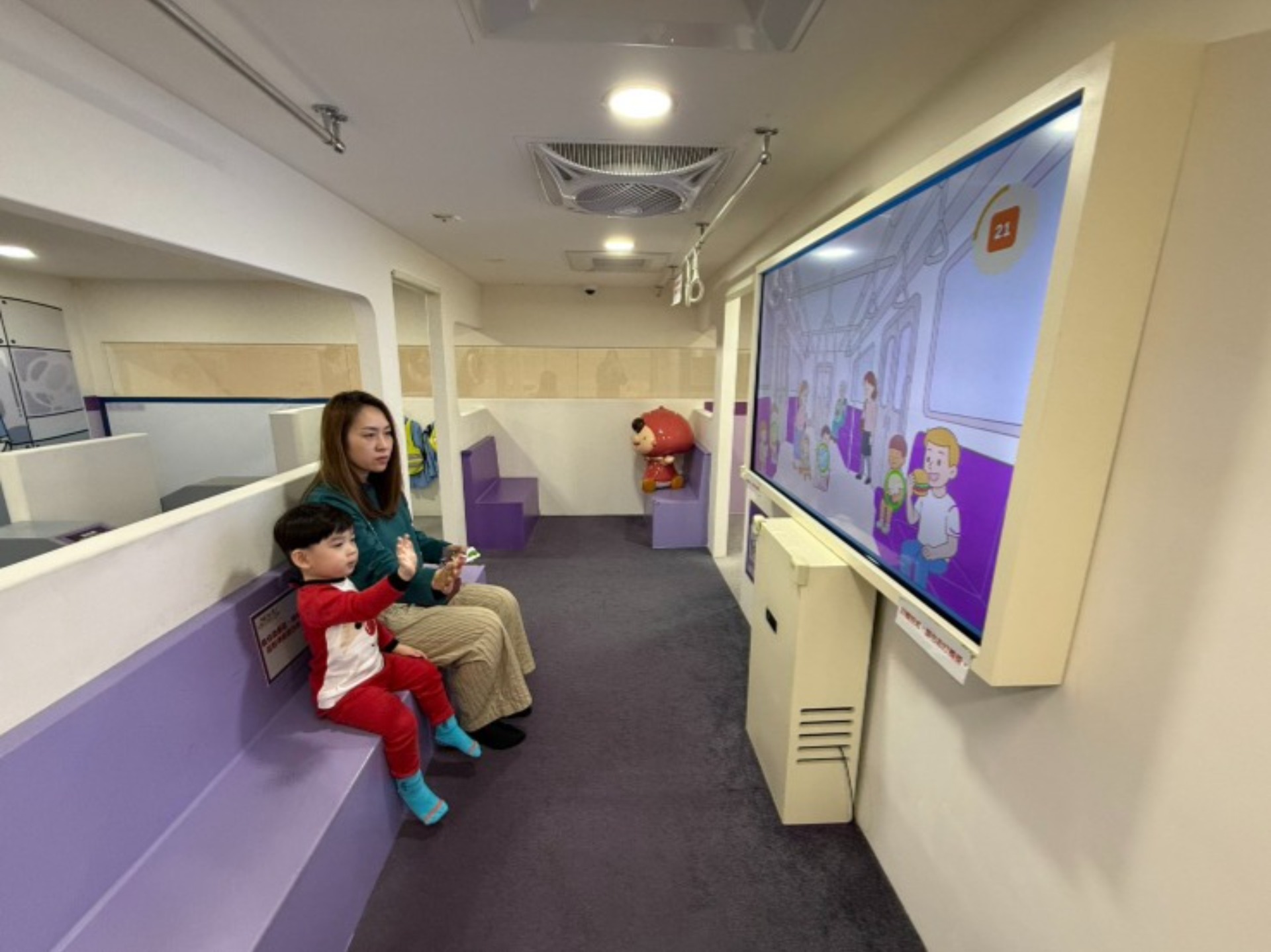 場地介紹-親子一同體驗互動裝置了解捷運搭乘禮儀